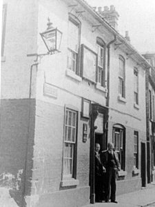 Who enjoyed a few pints in this Grantham pub?