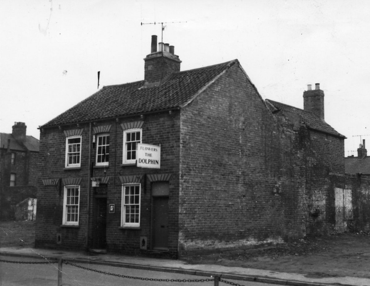 Who enjoyed a few pints in this Grantham tavern?