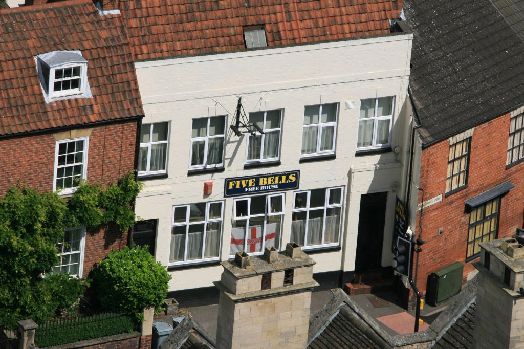 Who enjoyed a pint or three in this Grantham pub?