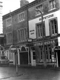 Who enjoyed a few pints in this popular Grantham pub?