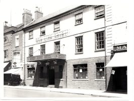 Who enjoyed a few pints here?