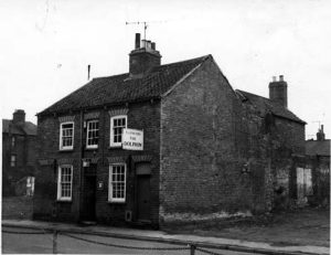 Who enjoyed a few pints in this Grantham pub?