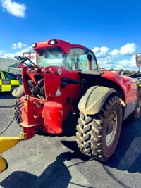 Police remove Manitou from road at Gonerby